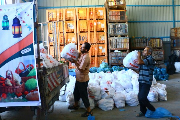 المبادرة العُمانية تختتم توزيع سلة الخضار على الأسر في قطاع غزة