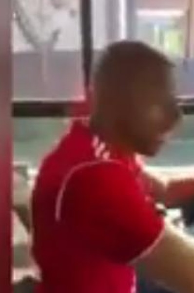 سائق حافلة امازيغي يرحب بالركاب الاوربيين بالامازيغية