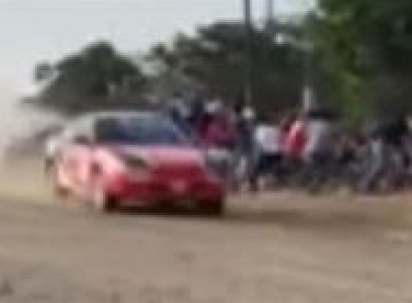 فيديو مؤلم : سيارة سباق تقتل 4 من المتفرجين