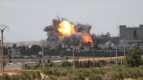 ناشطون: مقتل العشرات في غارات جوية على بلدة القورية شرقي سوريا