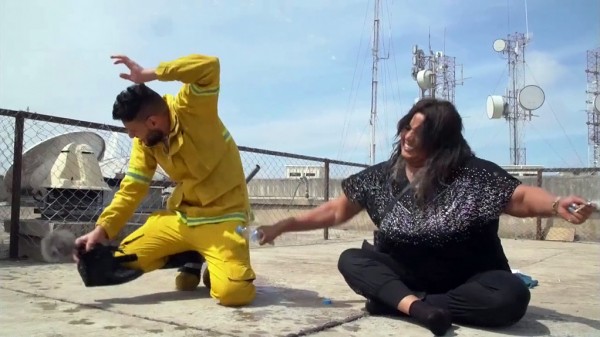 فيديو:"هيا الشعيبي" تخلع حذائها لضرب رامز جلال .. والأخير يسخر من وزنها الزائد!