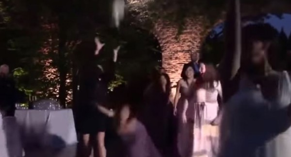 موقف محرج لشقيقة العروس اثناء التقاط الورد