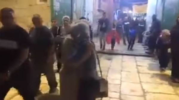 مشهد مؤثر لفتاة فلسطينية ترى المسجد الأقصى لأول مرة