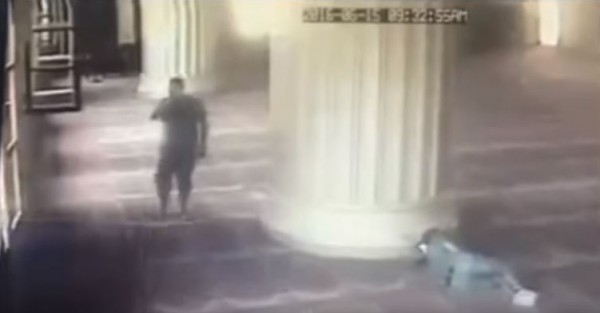 لحظة سرقة شاب أثناء نومه في مسجد برمضان