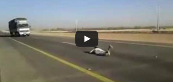 شاب خليجي يرمي نفسه أمام شاحنة مسرعة
