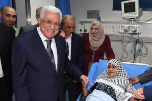 الرئيس يزور مجمع فلسطين الطبي ويعود المرضى - فيديو