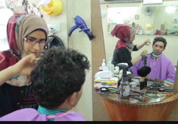 شاهد فتاة تعمل بمهنة الحلاقة في العراق