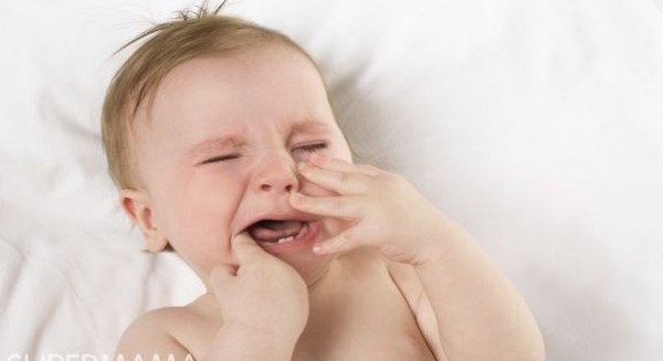 كيف أتعامل مع بكاء طفلي في فترة التسنين؟