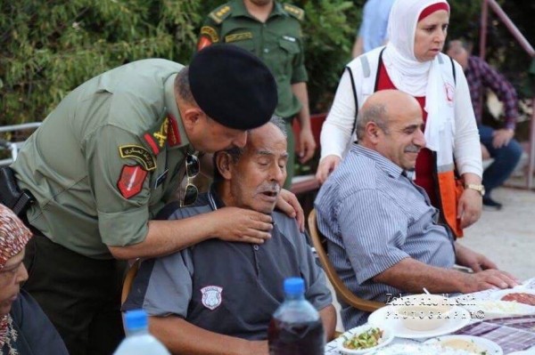 الارتباط العسكري الفلسطيني يشارك الأجداد المسنين افطارهم في نابلس