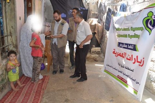 خدمات الطفولة توزع 5400 شيكل على الأسر المتعففه بشرق غزة