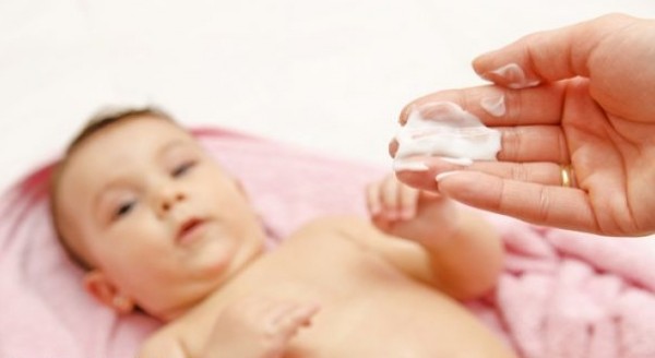 6 نصائح للعناية ببشرة طفلك الرضيع في الصيف