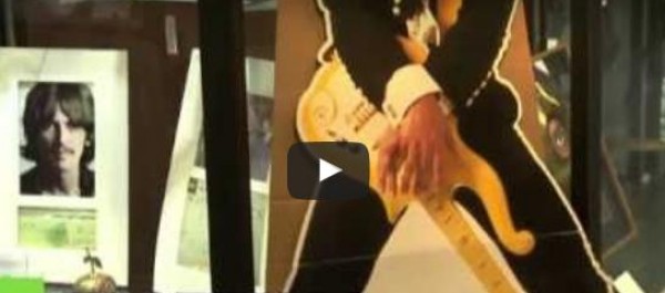 غيتار للمغني برنس يباع في مزاد (فيديو)