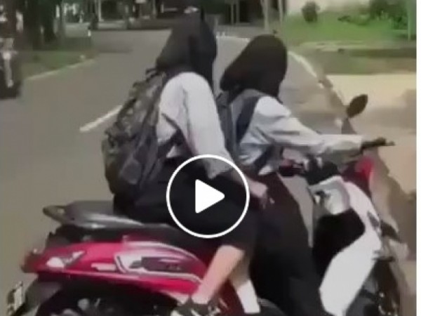 شاهد ماذا يحصل عند قيادة الفتيات للدراجات الهوائية