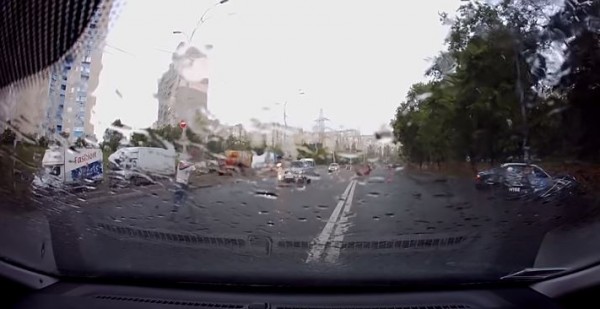 سائق دراجة نارية ينجو من الدهس تحت عجلات سيارة