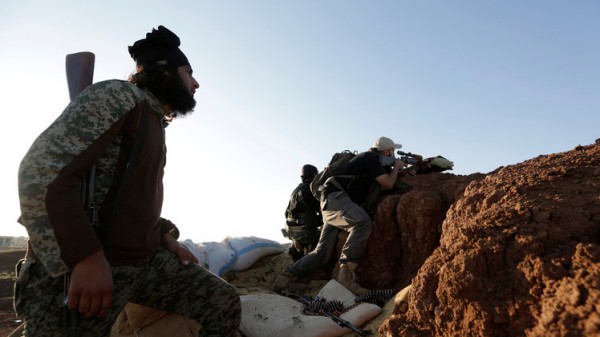 مسلحون سوريون يطردون "داعش" من مطار البوكمال