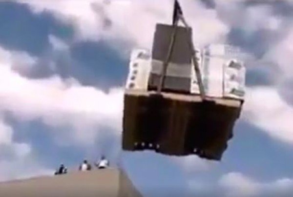 شاهد ماذا حصل لسيارة بعد أن وقع عليها صندوق ضخم من رافعة