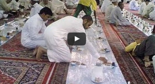 مشهد إنساني على مائدة الإفطار في الحرم يعبر عن أخلاق الإسلام