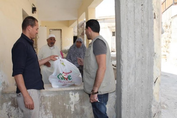جمعية عطاء فلسطين توزع طرود غذائية على قريتي نعلين ومدية