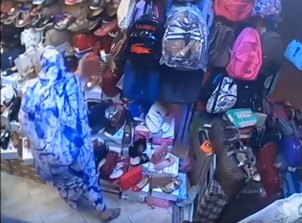 إمرأة تسرق حقيبة جلدية في نهار رمضان وتخفيها بملابسها الداخلية