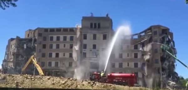 أغرب طريقة لهدم مبنى ضخم دفعة واحدة