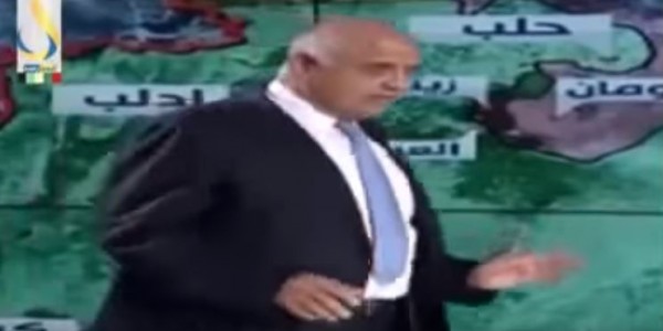 لحظة سقوط عميد عسكري على الهواء والمذيعة لا تتمالك نفسها من الضحك