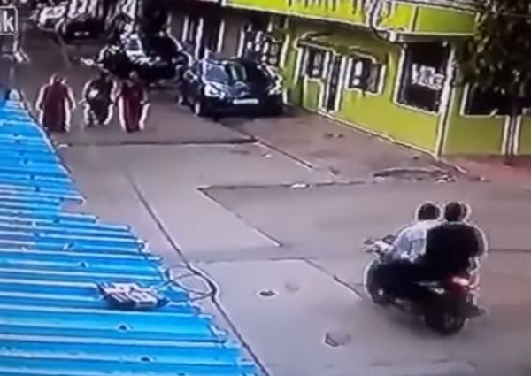 سرقة سلسلة من إمرأة أثناء سيرها في الطريق