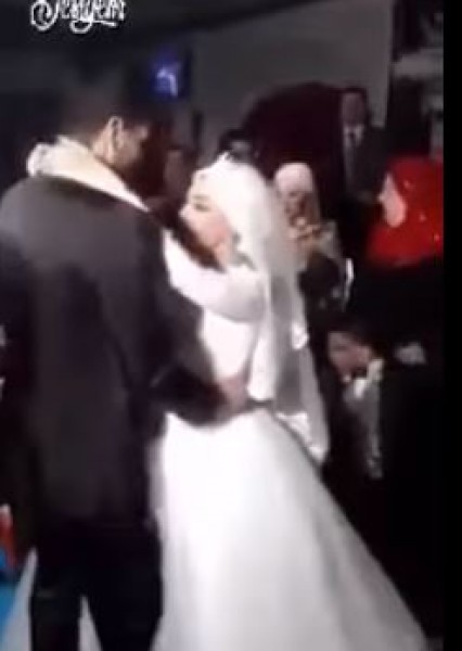 عناق حار بين عروسين في ليلة الزفاف يشعل مواقع التواصل الإجتماعي