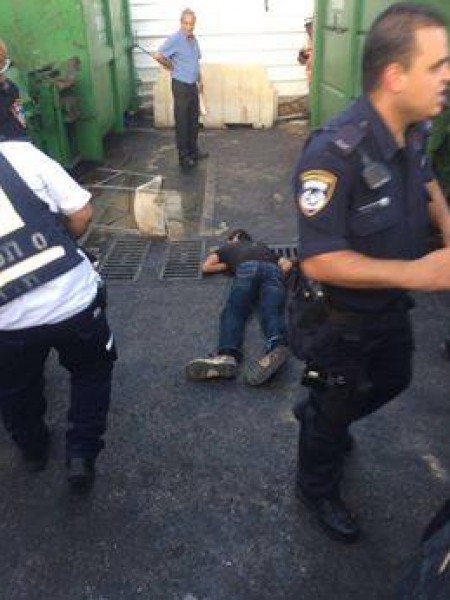 صور وفيديو..اصابة اسرائيليين اثنين بجروح خطيرة في عملية طعن بنتانيا واستشهاد المنفذ