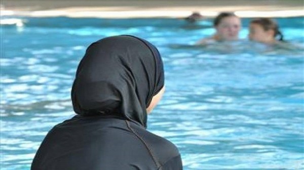 سويسرا تحرم مسلمتين من الجنسية لرفضهما السباحة مع ذكور