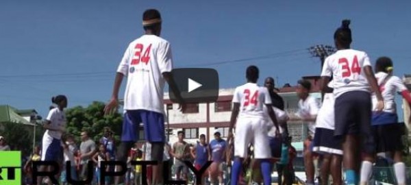 نجم كرة سلة أمريكي يقدم درسا نموذجيا (فيديو)