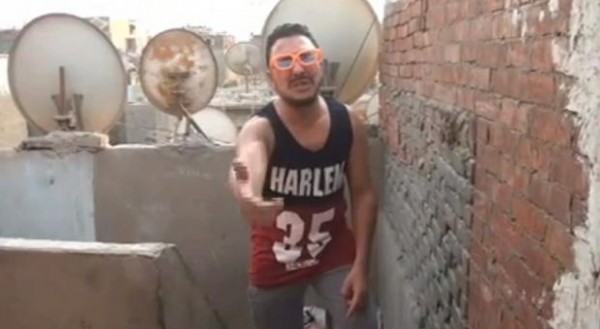 بالفيديو: شاب يقلد رامز جلال ويشعل النار بابن خالته