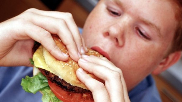 دراسة: اعلانات الوجبات السريعة تجعل الاطفال يشعرون بالجوع
