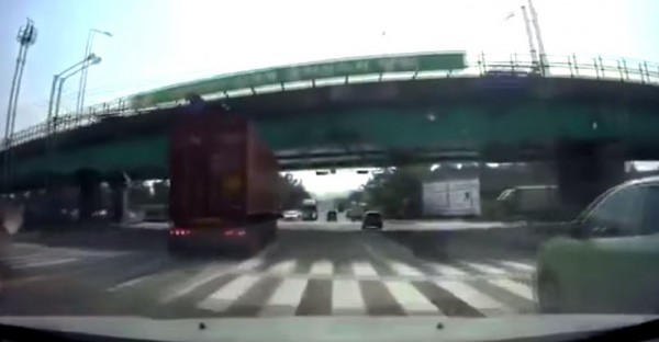 حادث مميت بين شاحنة وسيارة صغيرة