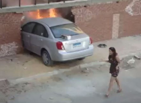 محاولة فاشلة لإنقاذ شاب علق داخل سيارة بعد إشتعال النيران بداخلها