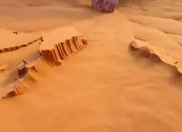موهوب يتلاعب بالرمال بطريقة غريبة