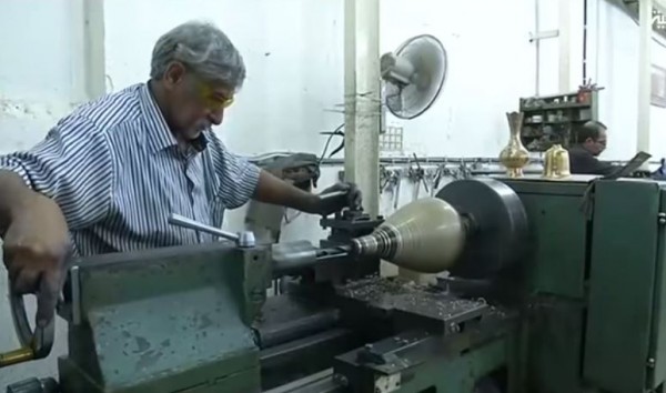 مصنع نحاس في بغداد يصنع أطول نرجيلة في العالم