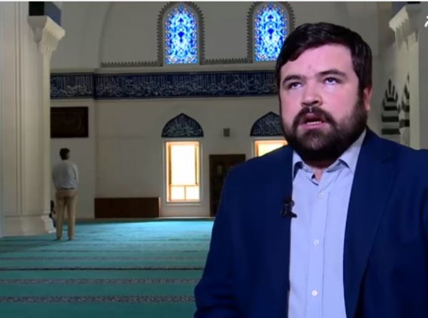 إستمع إلى عزوبة صوت القارئ التركي أحمد علي سريكايا