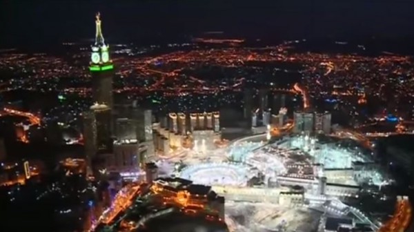 شاهد...دورية جوية للأمن السعودي لمراقبة المعتمرين