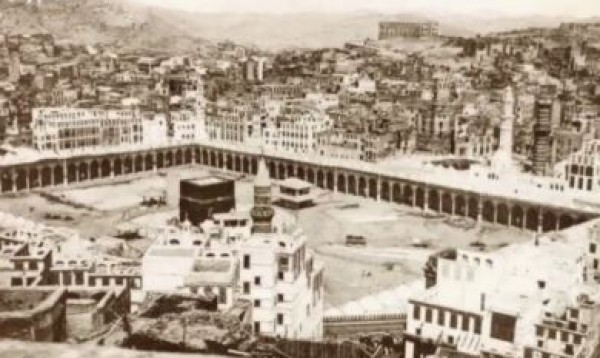فيديو نادر.. الملك سعود يؤم المصلين بالحرم المكي