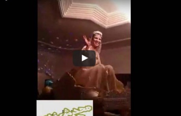 بالفيديو: سقوط عروسة من على هودج في ليلة زفافها