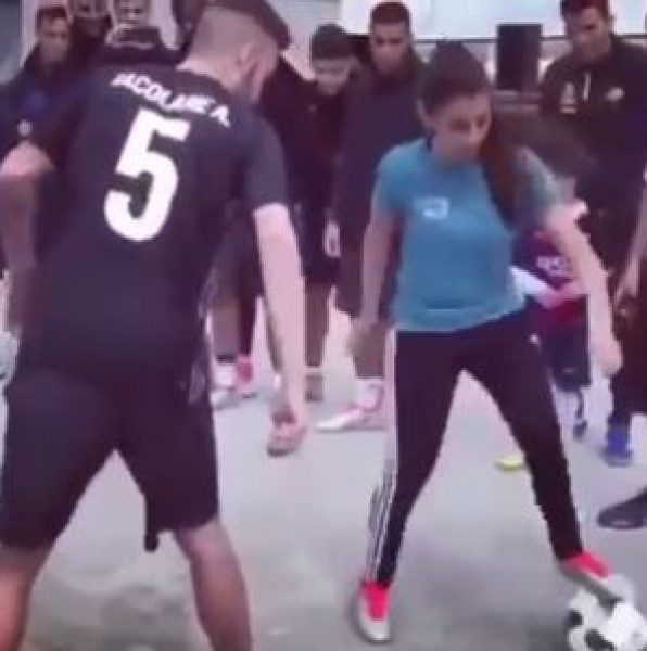 فتاة تتفوق على ميسى بمهارة خرافية