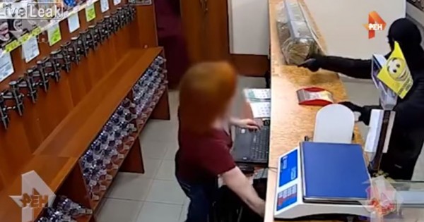 لص مسلح يتأثر بجمال بائعة حسناء ولا يكمل جريمته
