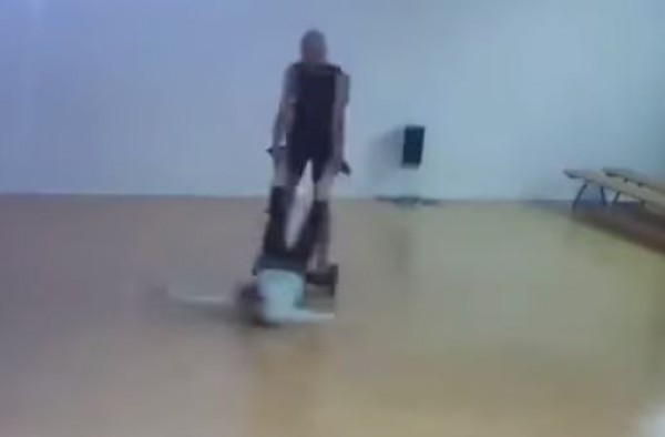 شاهد ماذا حدث لشاب رياضي أراد إستعراض مهاراته أمام صديقته