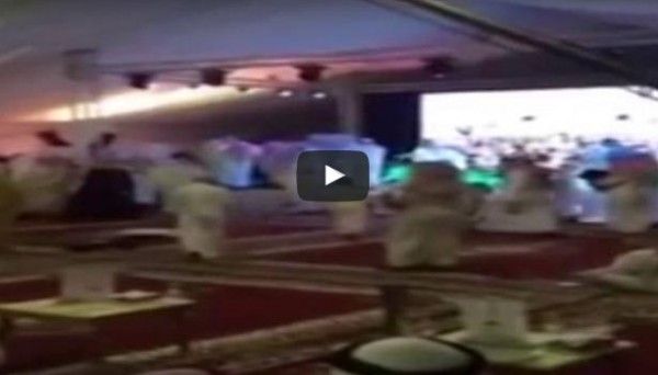 فيديو: مناسبة بين القبائل تتحول إلى عِراك عنيف بالأيدي في السعودية