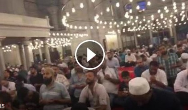 ‫فيديو‬ : صلاة الفجر من مسجد الفاتح في حي الفاتح بمدينة أسطنبول، حيث حضر الصلاة أكثر من 5 آلاف مصل.