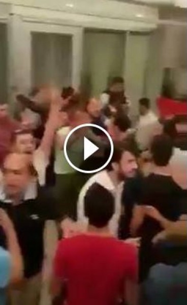 لحظة إعتقال الانقلابيين في مبنى قناة تي ري تي وسط اسطنبول‬