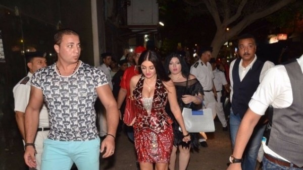 فيديو الراقصة صافيناز تتعرض للتحرش من جمهور فيلمها الجديد