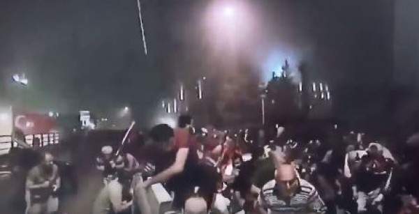 لحظة إطلاق نار مروعة أطلقتها مروحيات التي استخدمها الانقلابييون على الحشود الشعبية