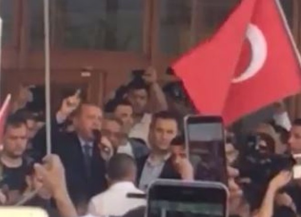 لحظة وصول الرئيس التركي رجب طيب اردوغان لمطار أتاتورك صباح اليوم
