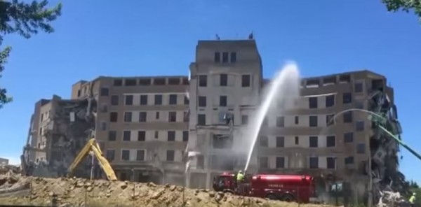 أغرب طريقة لهدم مبنى ضخم دفعة واحدة